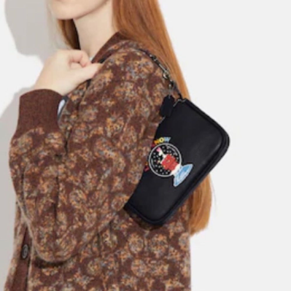 Authentic COACH Pebbled leather Peanut snoopy collection zip shoulder/wristlet - Picture 4 of 15